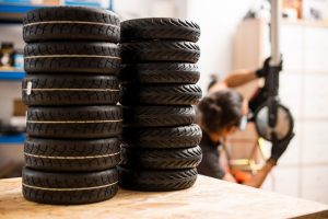 Réparation trottinette électrique Lyon : changement de pneu plein